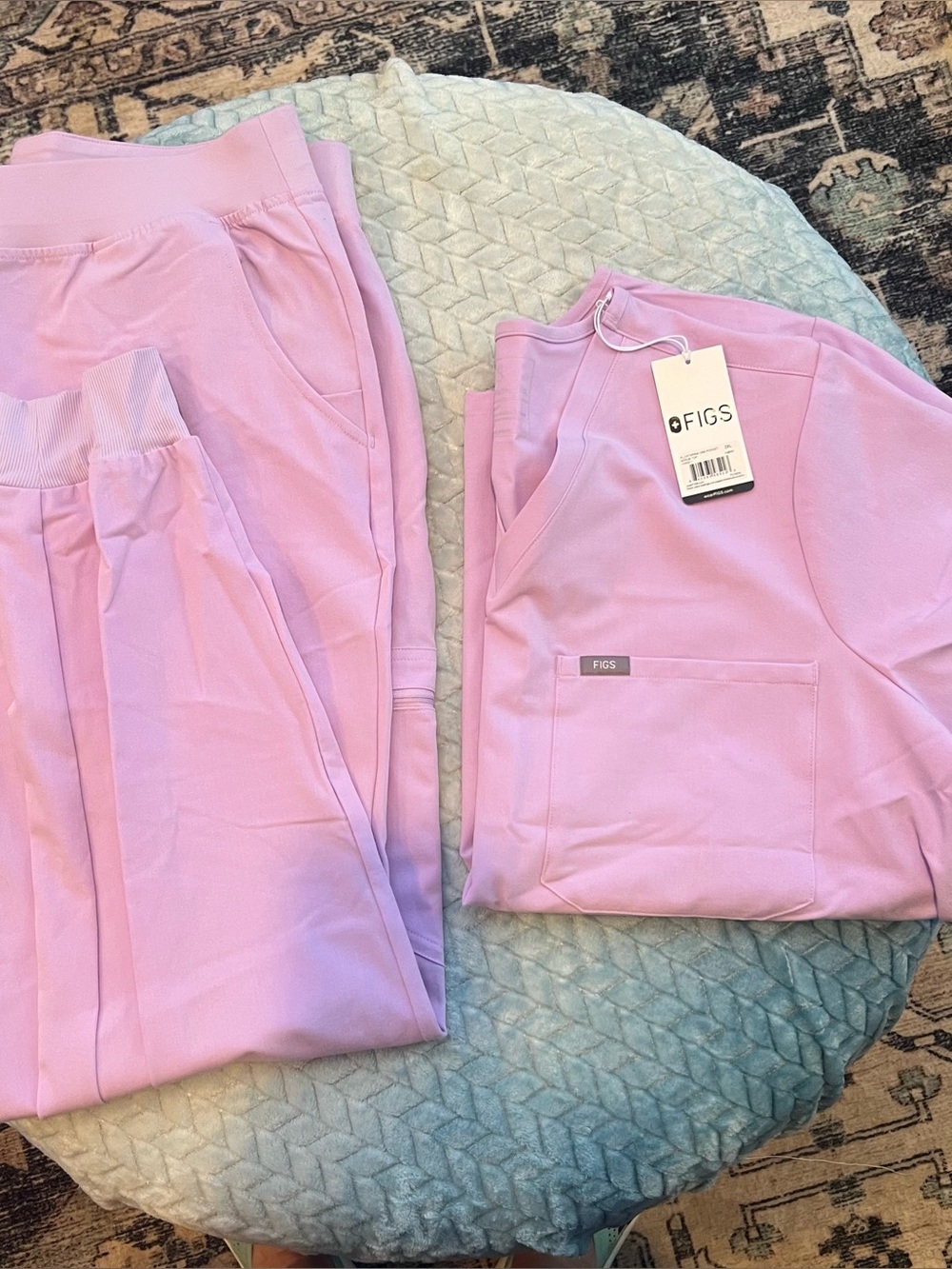 Figs NWT set w/ joggers Joggers size
Size XL/XXL